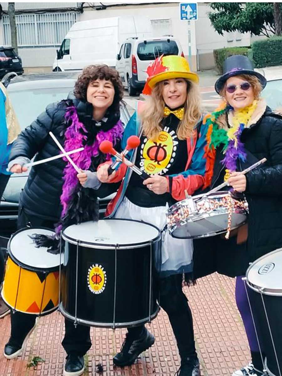 Alumnas de Fortaleza tocando batucada en carnaval
