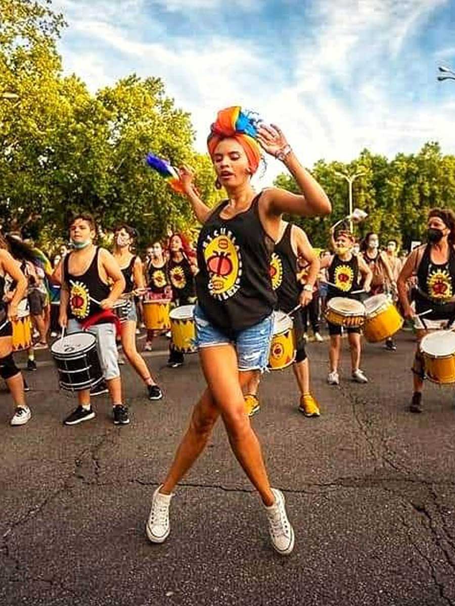 Desfile de batucada de la Escuela Fortaleza en Sevilla