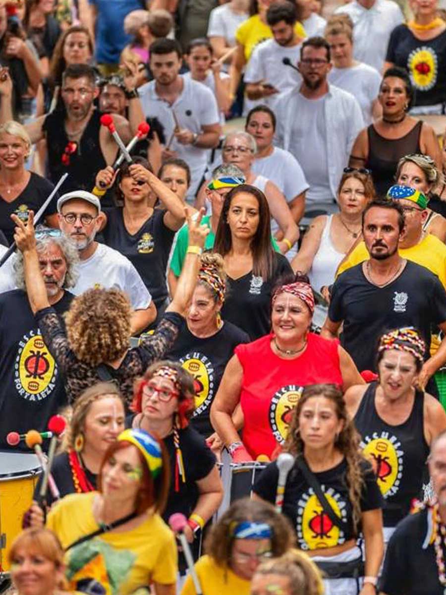 Batucada de Escuela Fortaleza en las calles del sur de Madrid