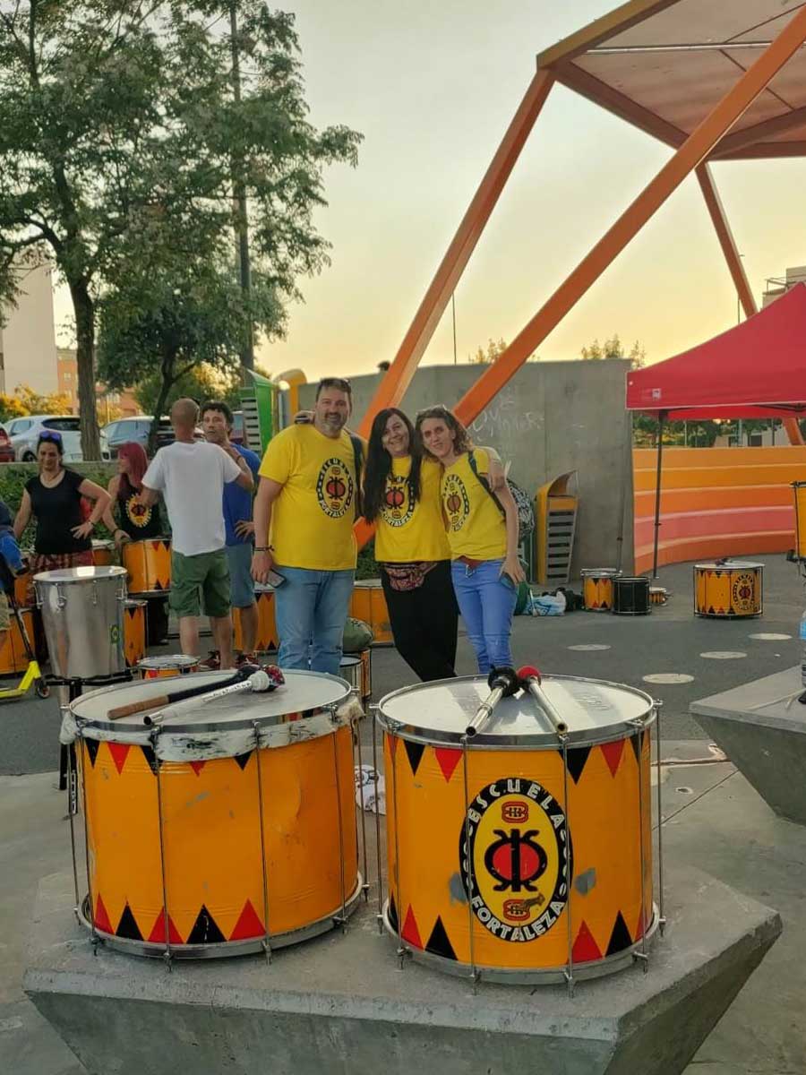 Instrumentos de batucada brasileña: surdos, repiniques, caixas y timbaus